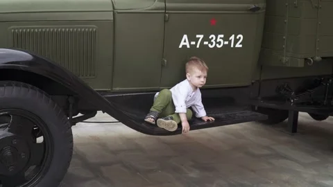 A boy plays military Vídeo Stock 134567503