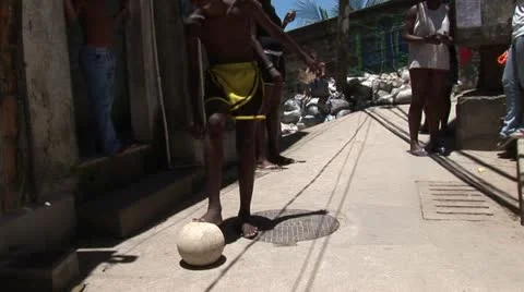 A boy plays soccer in the favela Morro do favela in Rio de Janeiro Vídeo Stock 11494908