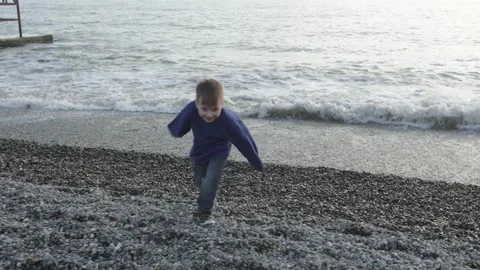 The boy plays with the surf Vídeos de archivo 247178844