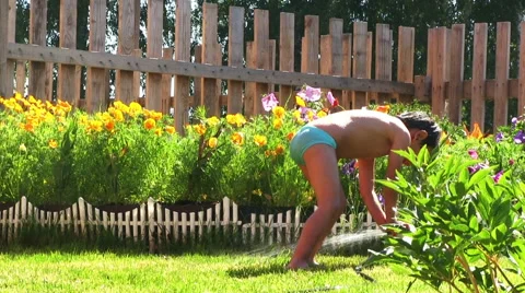 Boy plays with water Видео 53428809