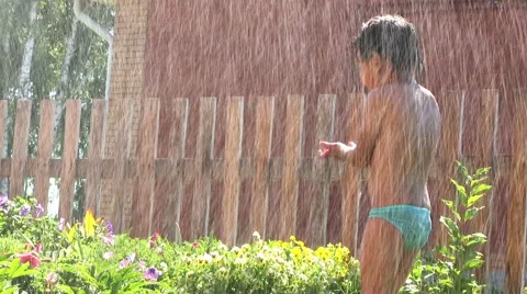 Boy plays with water Видео 53796578