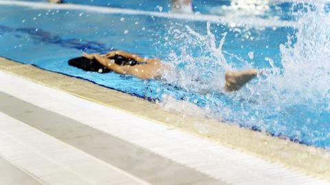 Boy in the pool learning to swim Stock-Fotos