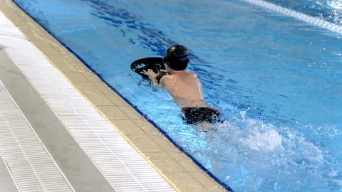 Boy in the pool learning to swim Stock-Fotos
