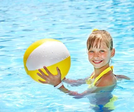 Boy in pool Stock-Fotos