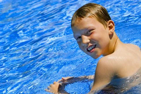 Boy In Pool Foto stock