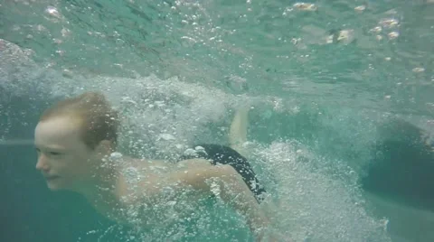 The boy in the pool. underwater view. 動画素材 66283395