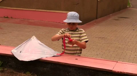 Boy poses a kite 스톡 동영상 7134965
