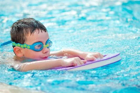 Boy Practice Swimming Stock-Fotos