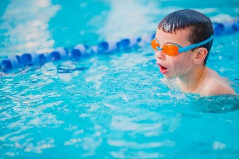 Boy Practice Swimming Stock-Fotos