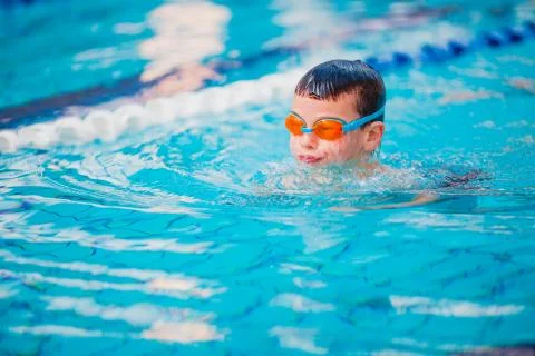Boy Practice Swimming Stock-Fotos