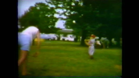 Boy practicing baseball in his backyard with his mom. Vidéo 147946733