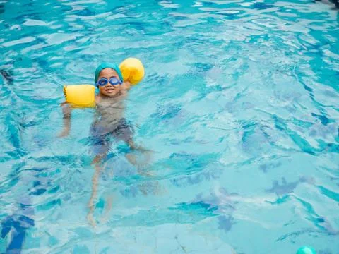 Boy practicing swimming in the pool Foto stock