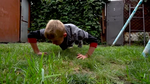 The boy pushes up from the floor Vidéo 207771473