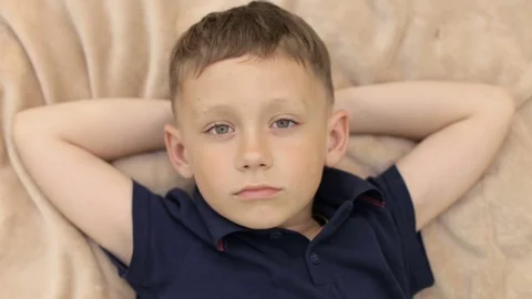 The boy put his hands under his head Vidéo 76134058