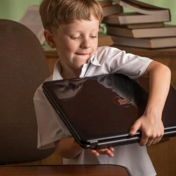 The boy puts the laptop Foto stock