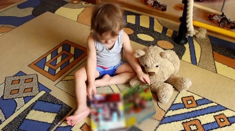 Boy reading a book Vidéo 62634465