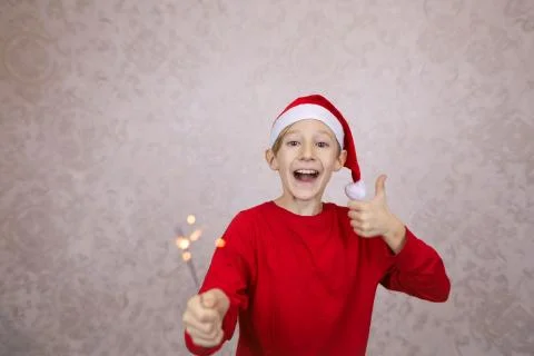A boy in a red jacket and Santa Claus hat Stock-Fotos