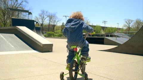 The boy rides a bicycle on the cycle track Stock-Footage 75983234