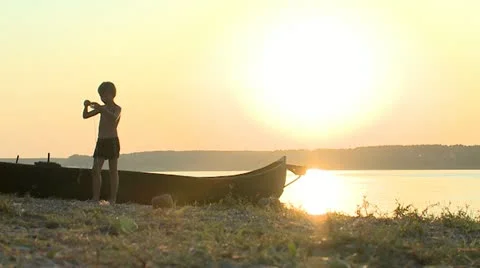 Boy on the river sunset Vídeos de archivo 10855582