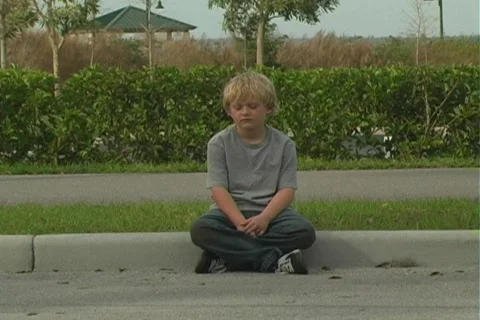 Boy at Roadside Curb 動画素材 100397