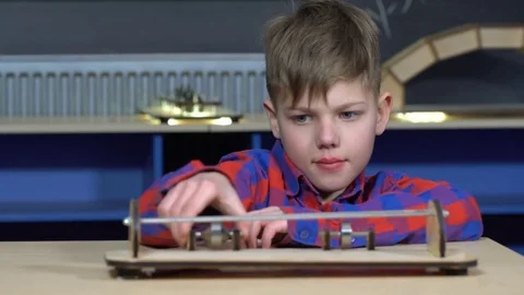 The boy on the roller rods rolls 库存影片 72881684