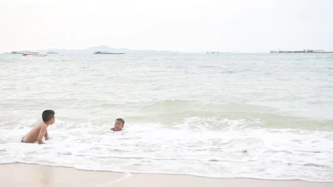 Boy run on the beach  Stock-Footage 70272536