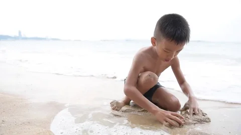 Boy run play on the beach Stock-Footage 70272610