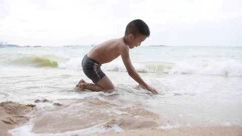 Boy run play on the beach Stock-Footage 70272620