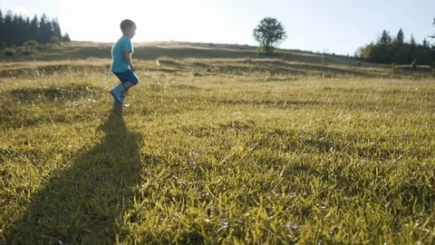 Boy Running Against Sundown 库存影片 77086259