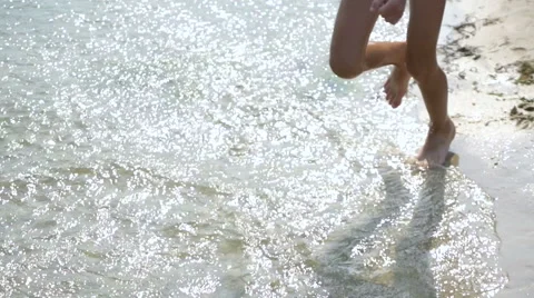 Boy running along the coastline 動画素材 65653804