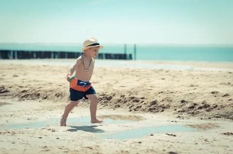 Boy running on the beach Stock-Fotos