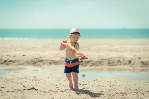 Boy running on the beach Stock-Fotos