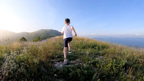 Boy Running in The Mountains. Vídeo Stock 109162112