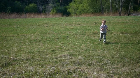 Boy running outdoors 库存影片 38847122