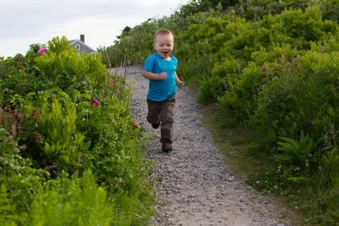 Boy Running in Path Stock-Fotos