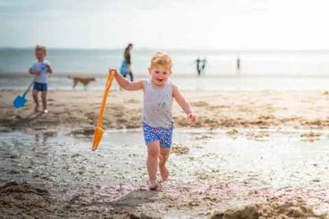Boy running on te beach Stock-Fotos