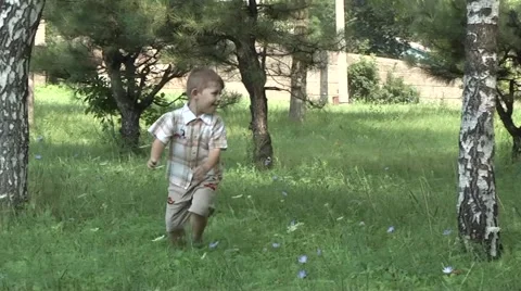 Boy running through the woods Video stock 978784