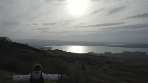 The boy runs to the cliff Video stock 141759436