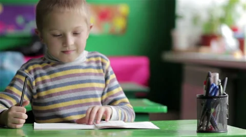 Boy in school at the desk Vidéo 68588896