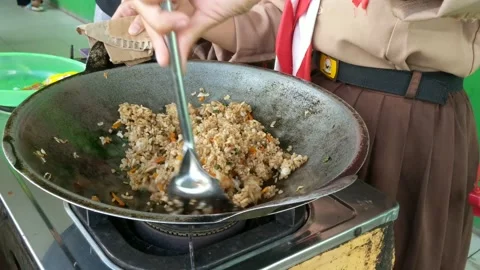 Boy scouts make fried rice Stock Footage 233488127