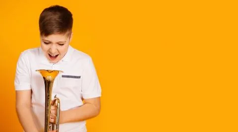 The boy screams into the pipe. Foto stock
