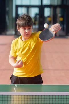 Boy Serving in Table Tennis Vertical Stockfoto's