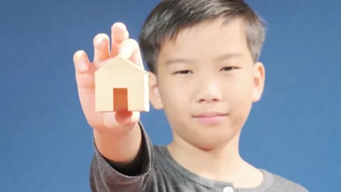 Boy show a mini house 스톡 동영상 138722973