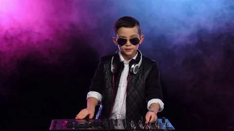 Boy shows two thumbs up playing on vinyl, slow motion Vidéo 75916626