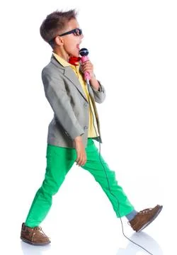 Boy singing with a microphone Stock-Fotos