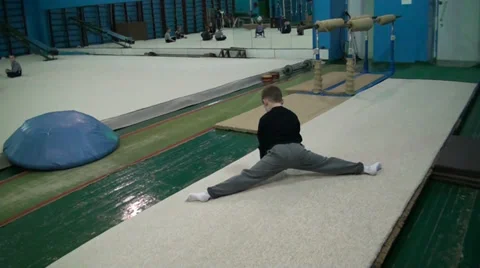 Boy to sit down on string Video stock 33475249