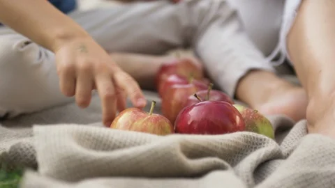 Boy sitting with her mother in backyard and counting apples Vídeos de archivo 119989331