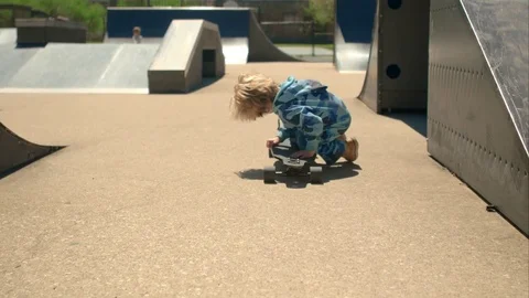 The boy skates in the park 動画素材 76001134
