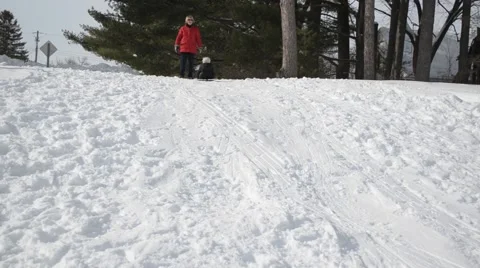 Boy sleds backwards Vidéo 40340529