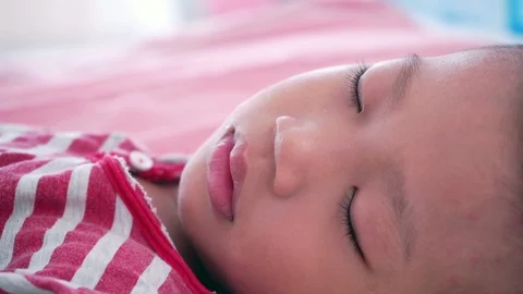 Boy sleeping on bed Vidéo 98118718